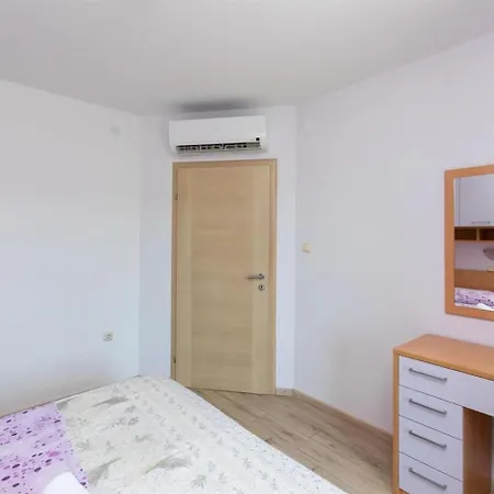 Guesthouse Lopar דירה *
