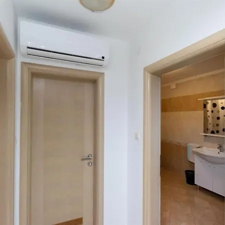 Guesthouse Lopar דירה *